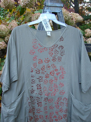 Barclay NWT Batiste Bliss Dress Fallen Petal Dovetail Size 2, featuring red designs, short sleeves, a rounded neckline, two exterior pockets, and a drawcord back.