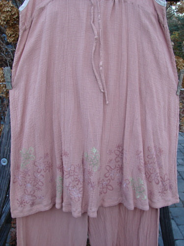 1998 Gauze Shell Layering Duo Tiny Floral Blush Size 2: A pink skirt and dress with floral design, featuring shell buttons, hand-dyed silk ribbon edges, and a line shape.