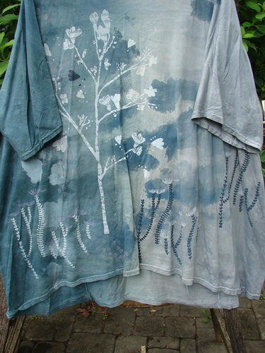 Barclay Art Tee Bud Rise Mottled Green Storm OSFA features a loose tunic design with drop shoulders, three-quarter sleeves, and a rounded neckline, showcasing the artistic Rising Floral Theme.