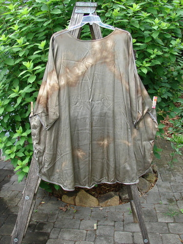 Barclay Viscose Vitreous High Low Tunic Botanicals Mottled Copper Bronze OSFA features a rounded neckline, varying hem, vented sides, and three-quarter dolman sleeves, showcasing exterior stitchery and a generous rounded shape.