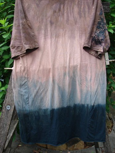 Barclay Tournesol Slim Tunic Dogwood Mottled Dusk OSFA features medium-weight organic cotton with a drop shoulder, three-quarter sleeves, and a varying hemline, showcasing Bluefishfinder.com's vintage-inspired creativity and individuality.