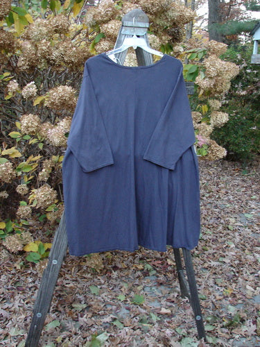 Barclay NWT Hi Low Pocket Tunic Top Unpainted Ink Size 2 displayed on a swinger, showcasing its rounded neckline, varying hemline, double lower front pockets, and three-quarter length sleeves.