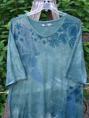 Barclay Tournesol Slim Tunic Beach Palm Mottled Green Earth OSFA features a mid-length design with drop shoulders, three-quarter sleeves, and a beach palm pattern, ideal for expressing unique style.