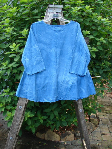 Barclay NWT Three Quarter Sleeved Cafe Tee Shadow Blend Mottled Blue Sky Size 0 displayed on a wooden ladder, highlighting its A-line shape, rounded neckline, and curly edgings, reflecting Bluefishfinder.com's vintage style.