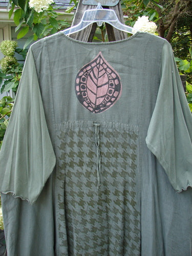 Barclay Cotton Sleeve Upper Pocket Dress Tiny Floral Moss Size 2, featuring a leaf design, three-quarter sleeves, rounded neckline, and sectional panels.