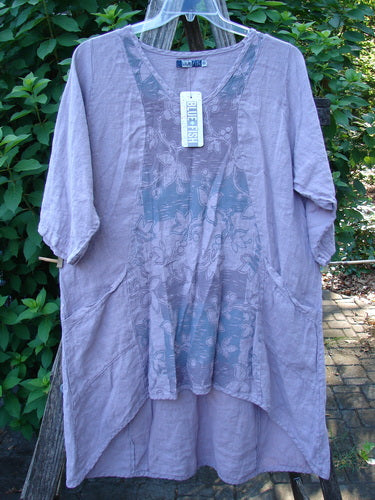 Barclay NWT Linen Posey Tunic Dress Orchid Field Sea Fog Size 0, featuring an oval neckline, almost three-quarter sleeves, and two front pockets, displayed on a hanger with a price tag.