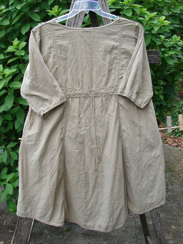 Barclay Batiste Bliss Dress Fallen Petal Stonetail Size 0, displayed on a clothes rack, features a rounded neckline, artful center section, short sleeves, exterior pockets, and drawcord back in organic cotton batiste.