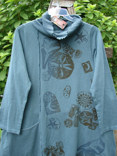 Barclay NWT Eco Cotton Cowl Pocket Tunic Star Moon Hypnea Teal Size 0, displayed on blue shirt with unique print, epitomizes BlueFishFinder's vintage-inspired, expressive style.