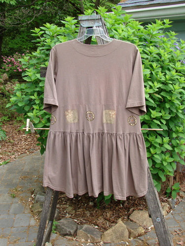 The 1999 Garden Herb Dress Riverbed Floral Altered Size 1 showcases a drop waist, slim lower flounce, four-paneled pockets, and a flirty hemline, embodying Bluefishfinder.com's vintage, creative style.