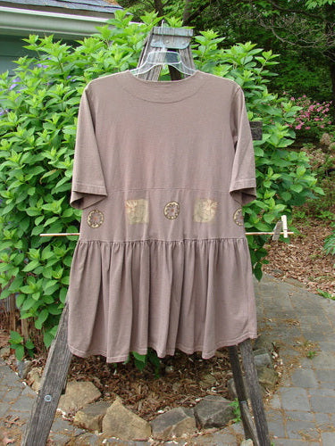 The 1999 Garden Herb Dress Riverbed Floral Altered Size 1 showcases a drop waist, slim lower flounce, four-paneled pockets, and a flirty hemline, embodying Bluefishfinder.com's vintage, creative style.
