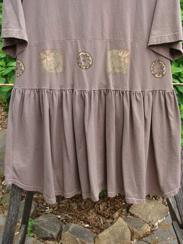 The 1999 Garden Herb Dress Riverbed Floral Altered Size 1 features a drop waist with four-paneled pockets, a ceramic top button, and a flirty hemline, embodying Bluefishfinder.com's vintage essence.