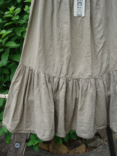 Barclay NWT Batiste Mid Layer Gather Ruffle Skirt Unpainted Dovetail Size 0, featuring intricate gathers and textured fabric, showcases BlueFishFinder.com's dedication to unique, expressive vintage styles.