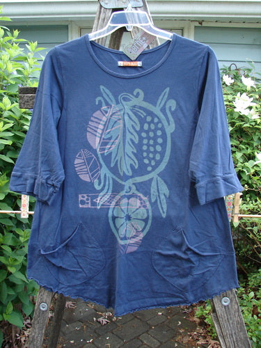 Barclay NWT Banded Artist Pocket Top in Mixed Nature Navy Sky Size 1, featuring a rounded neckline, widening A-line shape, three-quarter sleeves, double exterior diagonal pockets, and a rounded hemline.