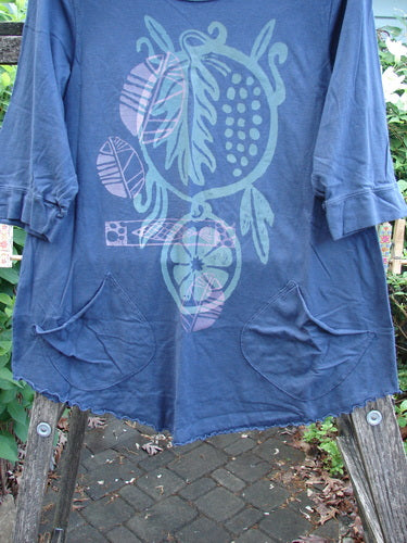 Barclay NWT Banded Artist Pocket Top Mixed Nature Navy Sky Size 1 features a rounded neckline, A-line shape, and diagonal double pockets. Ideal for expressing individuality with its creative design and curly hem edges.