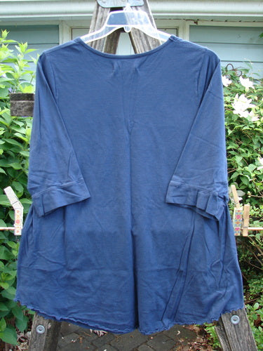 Barclay NWT Banded Artist Pocket Top Mixed Nature Navy Sky Size 1, featuring a rounded neckline, three-quarter banded sleeves, A-line shape, double exterior diagonal pockets, and a rounded hemline with curly edges.
