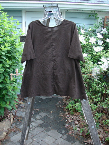 Barclay Short Sleeved Batiste Vented Top Unpainted Rock Size 0 features a deep scoop neckline, slight A-line cut, vented sides, crop length, and short sleeves, embodying Bluefishfinder.com's vintage style.