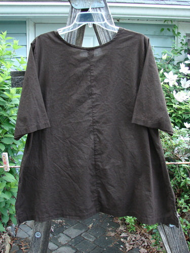 Barclay Short Sleeved Batiste Vented Top Unpainted Rock Size 0 features a deep scoop neckline, short sleeves, vented sides, and a crop length, ideal for expressing individual style.