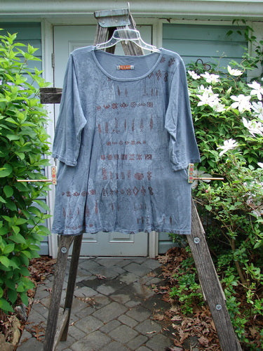 Barclay Slub New Hope Curve Seam Tee Secret Symbol Grey Size 1 features three-quarter sleeves, dual curved seams, and a rounded hem, embodying Bluefishfinder.com's vintage, expressive style.