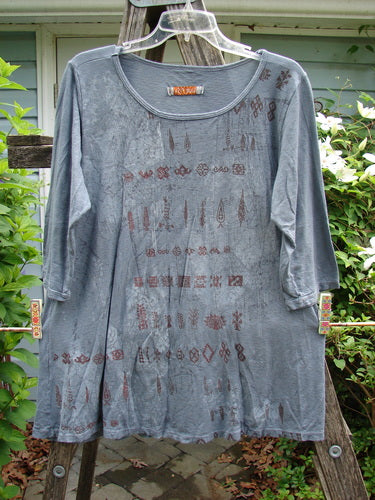 Barclay Slub New Hope Curve Seam Tee Secret Symbol Grey Size 1 features three-quarter sleeves, slight hip flare, rounded hemline, and dual curved seams, highlighting its lightweight, breathable design.