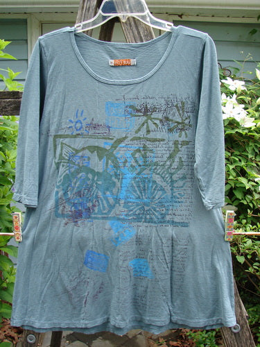 Barclay Slub New Hope Curve Seam Tee Travel Notes Lightest Forest Size 1 features three-quarter sleeves, a rounded hemline, and dual curved seams, showcasing lightweight organic cotton's elegance and comfort.