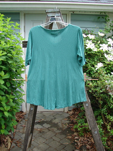 Barclay Slub Curve Bottom Tee Singer Seamstress Spearmint Size 1 features a rounded neckline, short sleeves, and an A-line shape with a varying hemline, embodying Bluefishfinder.com's unique vintage style.