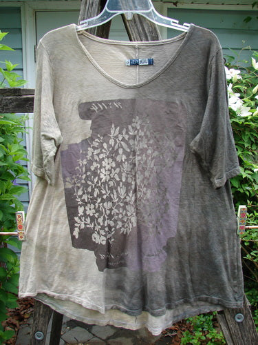 Barclay Slub Short Sleeved Travel Tee Tiny Bloom Mottled Brown Birch Size 0 features a rounded neckline, wide sleeves, and an A-line shape with a high-low hemline, ideal for creative expression.