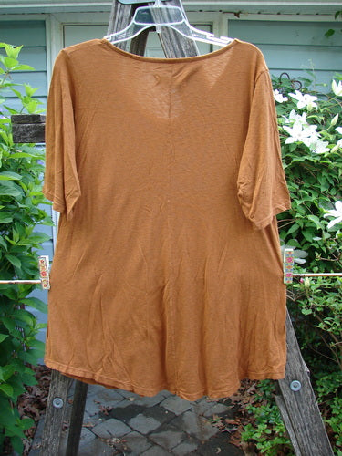 Barclay Slub Curve Bottom Tee Bird Window Ochre Size 0 features a rounded neckline, short sleeves, A-line shape, and varying hemline, embodying vintage Blue Fish Clothing's creative, expressive style.