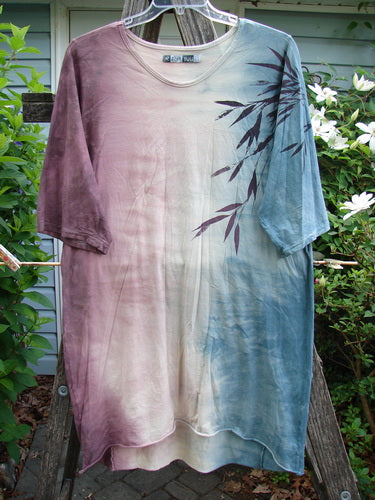 Barclay Tournesol Slim Tunic Bamboo Leaf Mottled Dusk OSFA features a mid-length design with drop shoulders, loose three-quarter sleeves, and a rounded neckline, showcasing a bamboo leaf motif on an earthen backdrop.