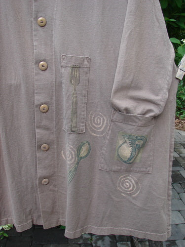1999 Silverware Top Reverse Dining Riverbed OSFA: A loose-fitting tunic with button-front, kitchen-themed motifs, patch pockets, and a ceramic top button, embodying BlueFishFinder's creative, arts-and-craftsy vintage style.