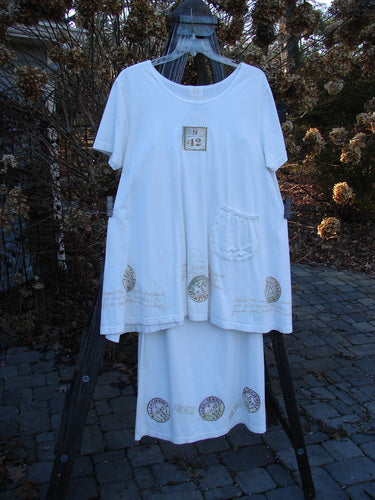 2000 NWT June Straight Duo Postage White Size 2: A white dress and skirt set with elastic accents and a front pocket.