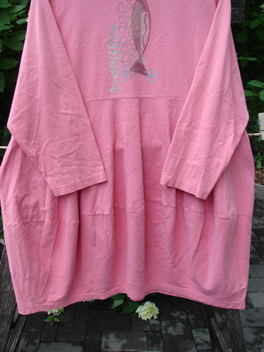 1997 Brenton Dress Two Fish Tulip Size 2, a vintage loose-fitting, long-sleeved tunic with a rounded neckline and paneled skirt, features a unique fish graphic on the chest, perfect for expressing individuality.