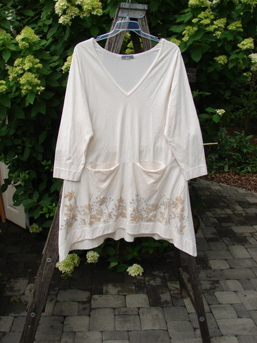 Barclay Deep V Neck Rear Banded Pocket Tunic Morning Garden Dew Size 1 features a V-neck design with three-quarter sleeves, two front patch pockets, and a subtle floral print along the lower hem.