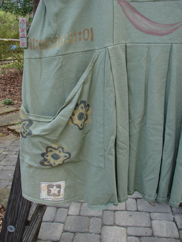 1995 PMU Blumenbeet Dress Kitty Kitty Marsh Size 1 with front exterior floppy pockets, vertical center pleats, and a painted lower front patch featuring a colorful kitty theme.