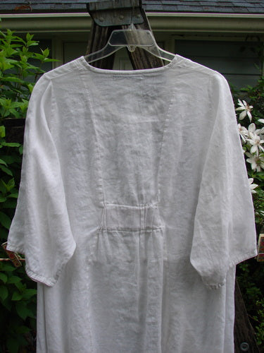 Barclay Linen Side Pocket Tab Tunic Dress Unpainted White Size 2 features a scooped neckline, wider short sleeves, elastic rear tab, curved seams, and two drop pockets, embodying Bluefishfinder's vintage charm.
