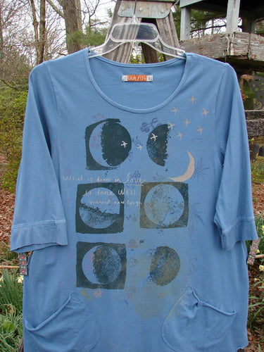 Barclay Banded Sleeve Twinkle Pocket Top Van Gogh Moon Peacock Size 1, featuring a graphic design, rounded neckline, double exterior pockets, three-quarter sleeves, and a widening lower A-line shape.