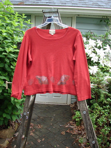 1999 Round Neck Rib Top Seashell Pomegranate Size 2 features a ribbed texture with a seashell motif, boxy shape, and flared hem, reflecting Bluefishfinder.com's vintage and creative fashion ethos.