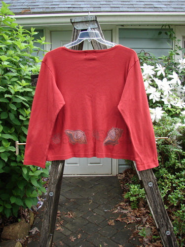 1999 Round Neck Rib Top Seashell Pomegranate Size 2 features a textured ribbed material with a flattened neckline and slightly flared hemline, showcasing a seashell pattern, embodying BlueFishFinder's vintage creative expression.