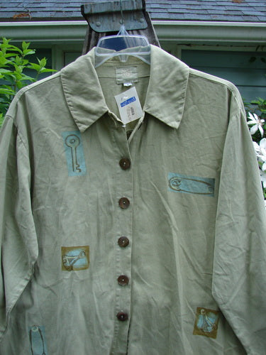 2001 NWT P3 Top Junk Drawer Kelp Size 0 features a unique swing style, soft brushed cotton twill, six rounded abalone shell buttons, and a tailored back with a convenient hanging loop.
