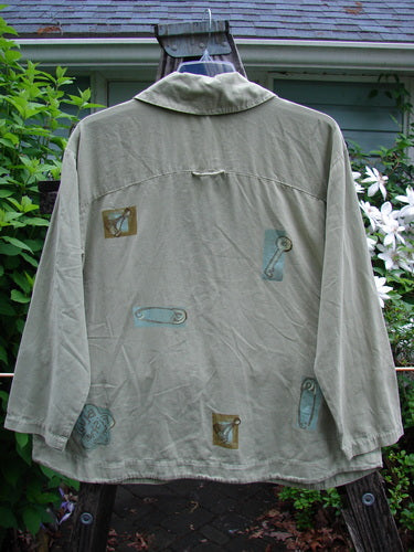 The 2001 NWT P3 Top Junk Drawer Kelp Size 0 showcases a unique swing style with six rounded abalone buttons, a rounded hemline, and a tailored back, embodying BlueFishFinder's vintage charm.