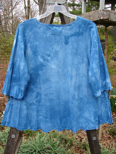 Barclay NWT Three Quarter Sleeved Cafe Tee Leaf Blend Mottled Clear Blue Sky Size 1 displayed on a wooden pole, showcasing its A-line shape, rounded neckline, and three-quarter sleeves.