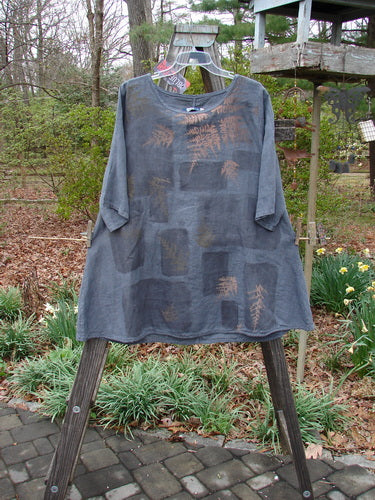 Barclay NWT Linen Lucida Top Fern Fare Steel Blue Diatom Size 0 displayed on a hanger outdoors, showcasing its flowy A-line shape and three-quarter sleeves.