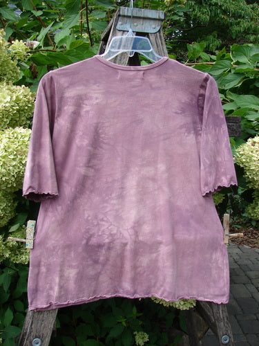 Barclay NWT Cotton Lycra Horizon Tee BF Logo Cats Mottled Pinkberry Size 0, featuring a loose fit, short sleeves, and hand-dyed texture, displayed on a wooden ladder in a garden setting.