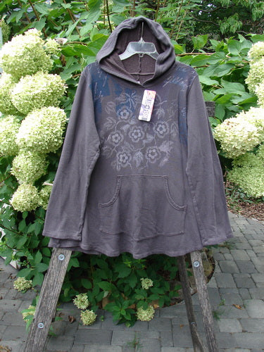 Barclay NWT Fleece Sweet Pocket Hoodie Contour Daisy Brown Sparrow Size 0 features a subtle floral print, cordless hood, and kangaroo pocket. Displayed on a wooden ladder, sales tag attached.