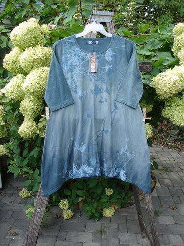 Barclay NWT Wander Tunic Tee Shadow Blossom Mottled Grey Green Size 0, features a loose-fitting, straight tunic with a subtle botanical pattern, displayed outdoors against hydrangeas.