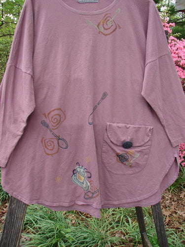 1996 Long Sleeved Pop Top Tea Time Laurel OSFA featuring a spoon and swirly pattern design, oversized front pocket with textured button, drop shoulders, and rear drawcord back.