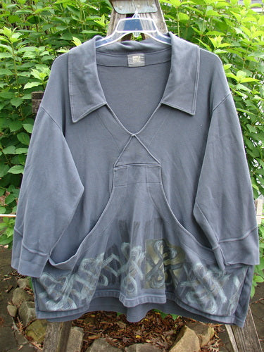 2000 Interlock Peat Bog Top Celtic Turn Cliffshadow Size 2 features a deep V-neck, unique kangaroo pocket, double-paneled hem, cuffs, and signature Blue Fish patch, showcasing BlueFishFinder's vintage style.