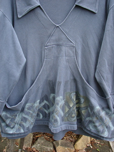 2000 Interlock Peat Bog Top Celtic Turn Cliffshadow Size 2 features a deep V neckline, kangaroo pocket, triangular patch, full swing hemline, and signature Blue Fish patch, embodying vintage Blue Fish style.