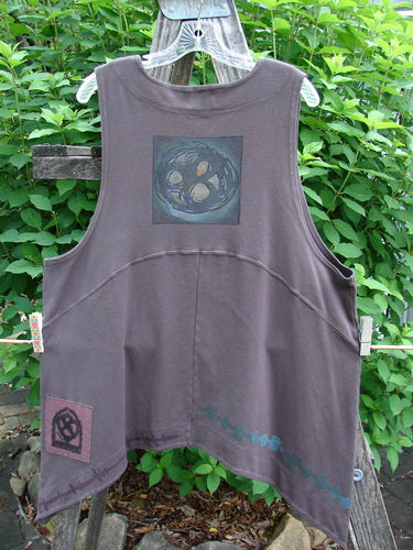 2000 Interlock Edinburg Vest Celtic Peat Size 1, featuring a pointed side hem, deeper armholes, and exterior stitchery, showcases Blue Fish's creative vintage style with a colorful Celtic paint theme.
