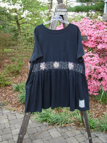 2000 Rosalee Dress Daisy Row Black Size 2: Vintage babydoll-style dress with a sweeping lower, gathered waistline, and a daisy-themed bodice.