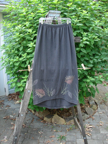 1998 Botanicals Corolla Skirt Plante Vine Raven Size 1 features a scooped hemline with botanical vine accents, a full elastic waistband, and a pocketless design, embodying BlueFishFinder's vintage style.
